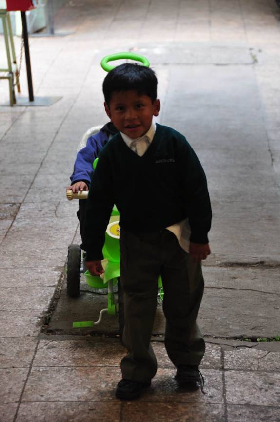 Crianças brincam no Mercado de Comidas em Otavalo, no Equador